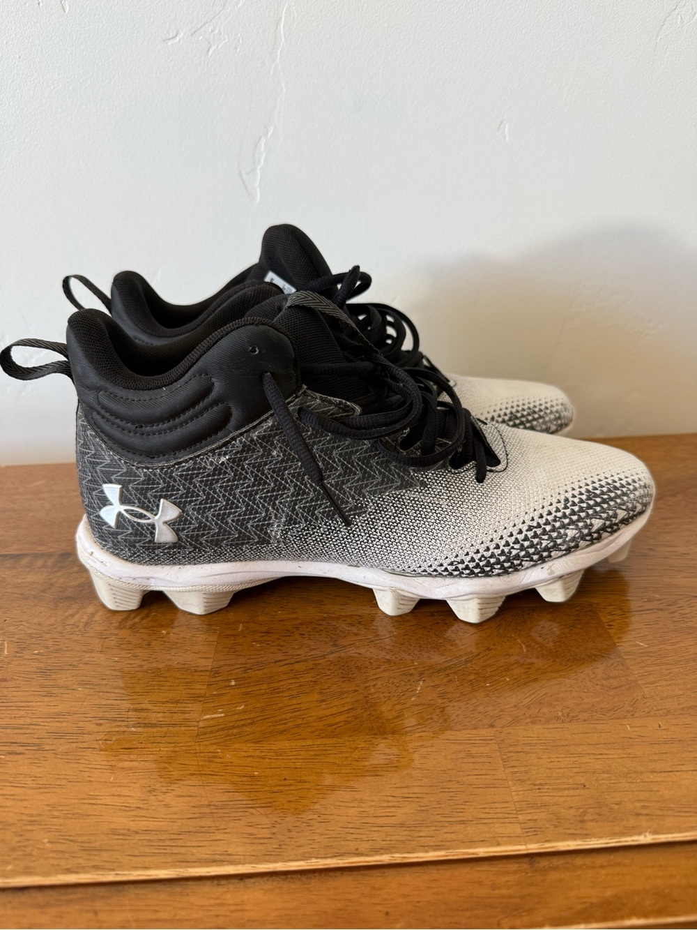 Under Armour Mens Black & White Football Cleats